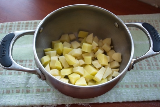 Картофелины чистим, измельчаем кубиками