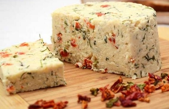 Пикантный сыр с зеленью