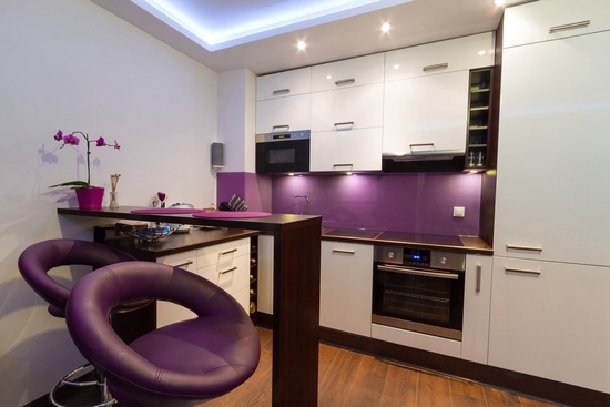 пурпурный цвет в интерьере кухни