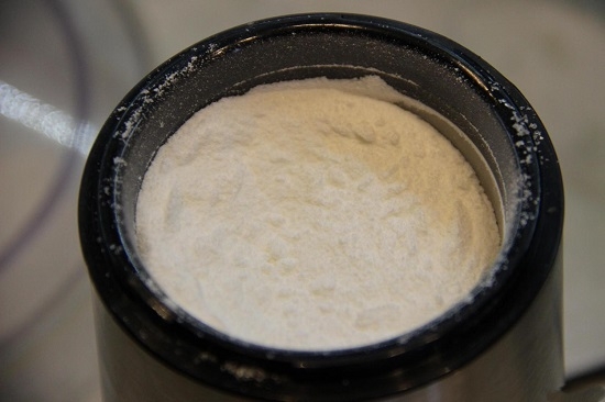 Измельчим 100 г сахарного песка в кофемолке