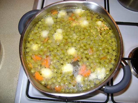 Рецепт овощного супа с консервированным зеленым горошком и цветной капустой: шаг 4