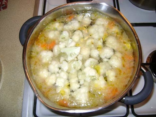 Рецепт овощного супа с консервированным зеленым горошком и цветной капустой: шаг 3