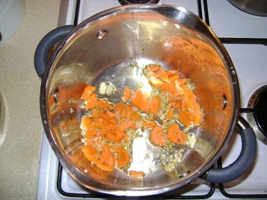 Рецепт овощного супа с консервированным зеленым горошком и цветной капустой: шаг 2