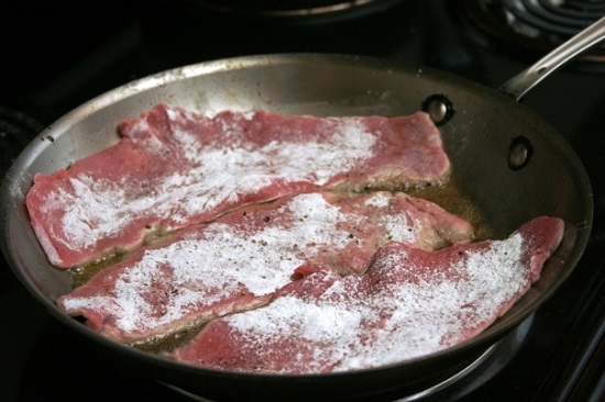 Нагреваем масло растительное в сковороде и выкладываем телятину