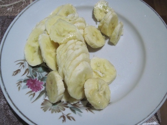 Очистим бананы от кожуры и нарежем дольками