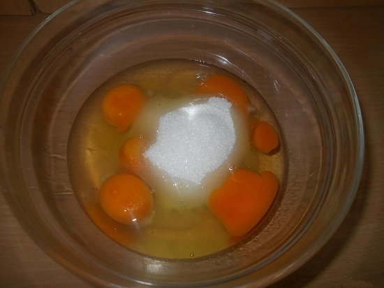 выкладываем яйца и добавляем сахарный песок