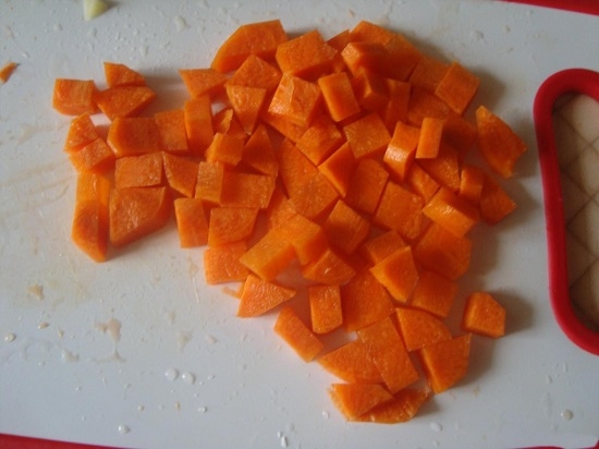 Измельчим морковь красивыми кубиками