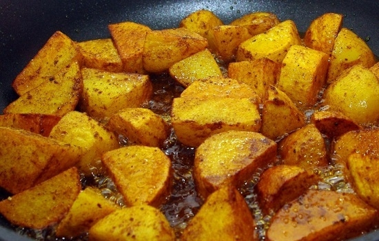 Обжариваем картофель