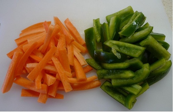 Нарезать морковь и перец