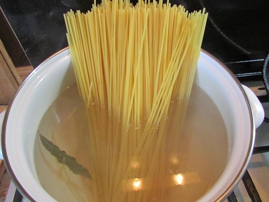 Выкладываем спагетти и отвариваем их