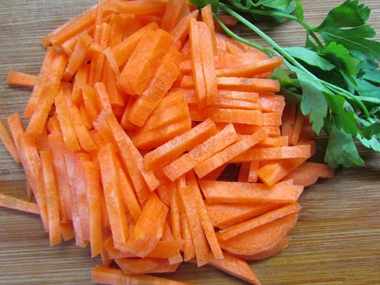 Морковь очистим, промоем и нарежем брусочками