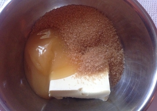 соединим сливочное масло, мед и сахарный песок