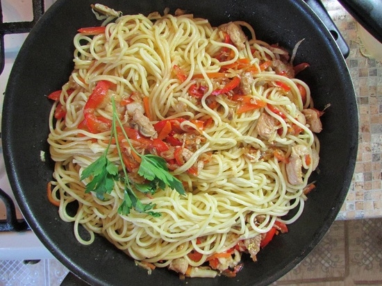 Отправляем в сковороду спагетти