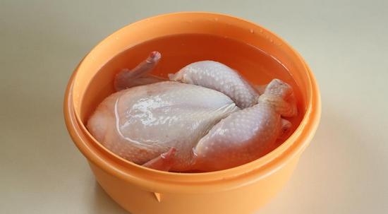 Для ускорения процесса размораживания мяса курицы используют воду