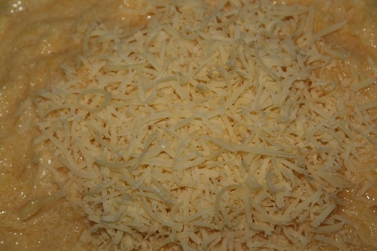 Добавить сыр в кабачковую массу