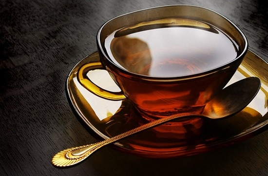 Используя свежезаваренный чай, можно придать выпечке румяную корочку
