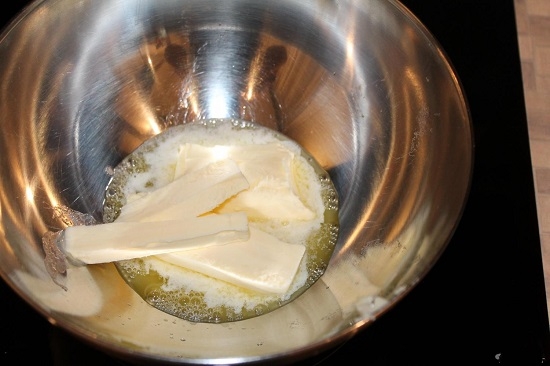в жаропрочную посуду выложим сливочное масло
