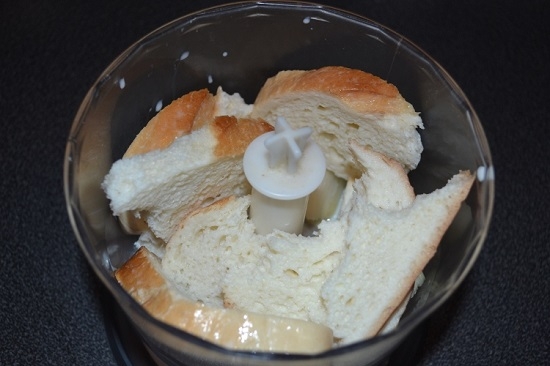 Соединяем лук с хлебом в миске для блендера
