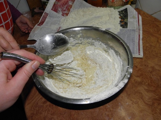 порционно добавим муку, не переставая помешивать тесто
