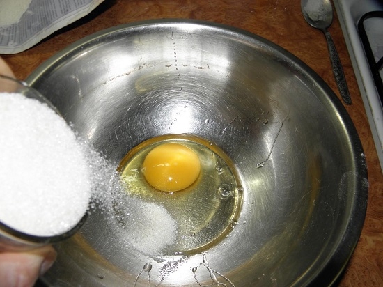 соединяем сахарный песок с яйцом