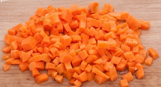 С моркови счищаем кожицу