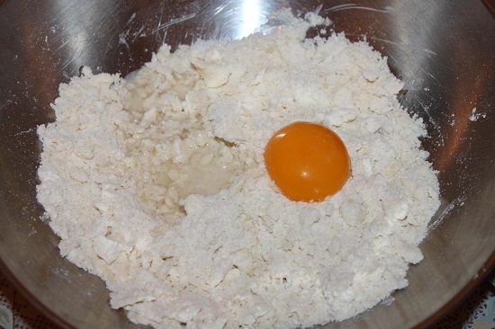 От яйца отделим желток и добавим его в тесто