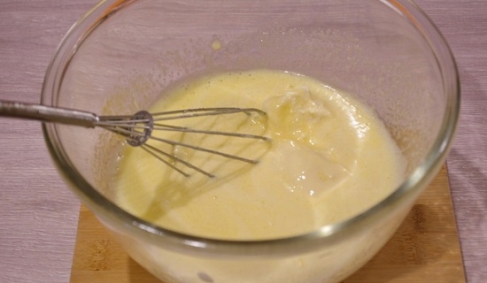 Масло растопим на водяной бане и добавим в тесто