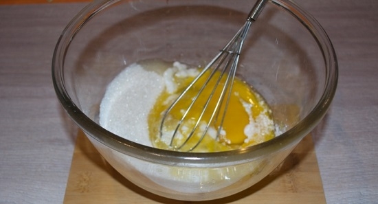 соединим сахарный песок с яйцами и хорошенько взобьем