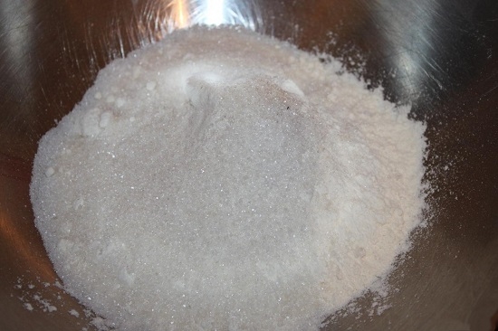 смешиваем сахарный песок, щепотку мелкозернистой соли и муку