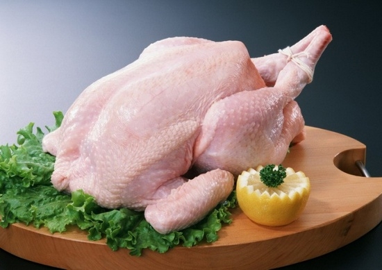 Перед тем, как варить курицу для супа, нужно подготовить тушку