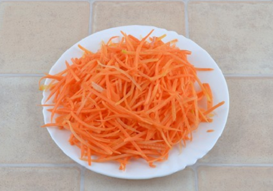 Морковь промоем и натрем, как для корейского салата