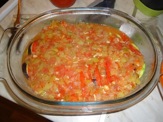 Приготовленным соусом зальем овощи