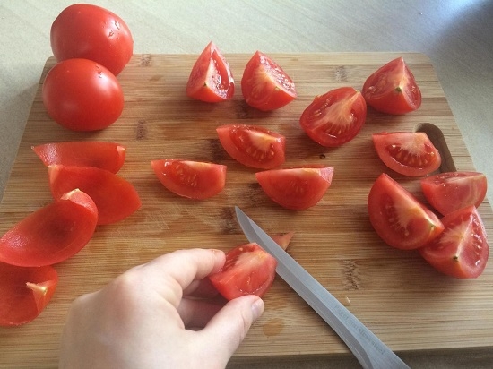 займемся помидорами нарежем их мелко 