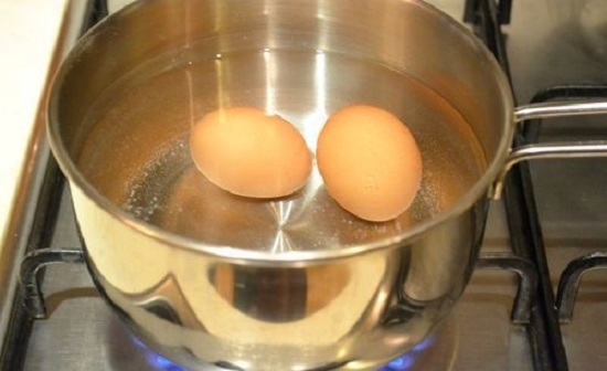 Яйца отвариваем, как всегда, вкрутую
