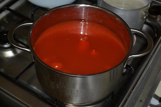 первая стадия приготовления томатного супа-пюре