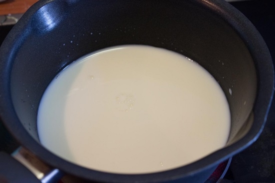 В жаропрочную посуду нальем молоко и нагреем