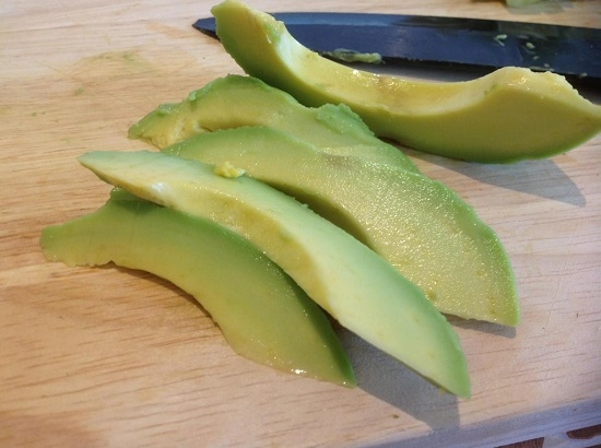 Авокадо измельчим тоненькими слайсами