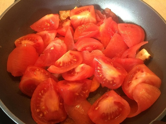Добавим подготовленные томаты и продолжим тушить