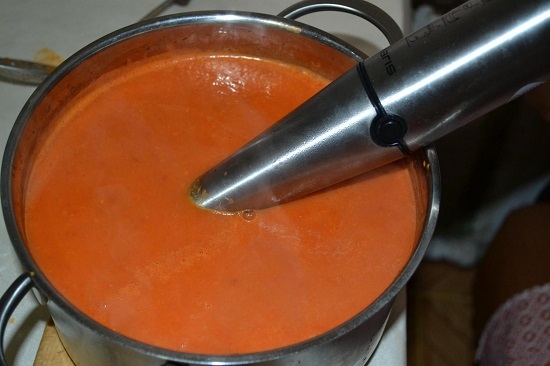 томатную массу превращаем в пюре