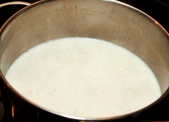 вливаем в молочную смесь в желатин