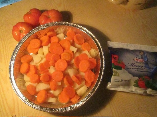 Картофель и морковь шинкуем