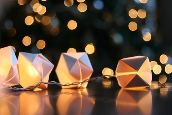 лампочки в бумажных фигурных кармашках-оригами