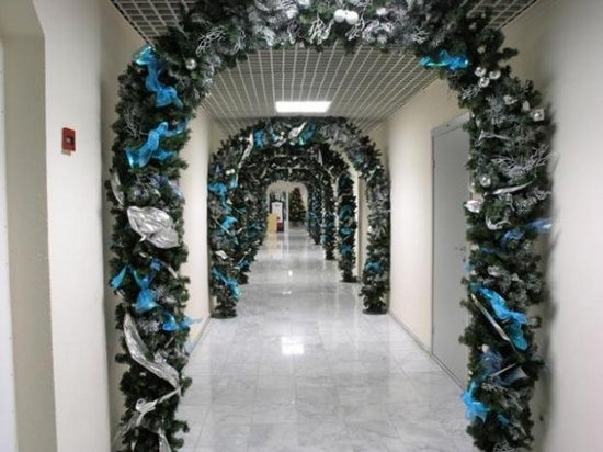 Как украсить коридор офиса к новому году