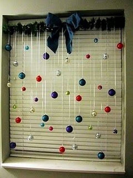 Как украсить окна офиса к новому году