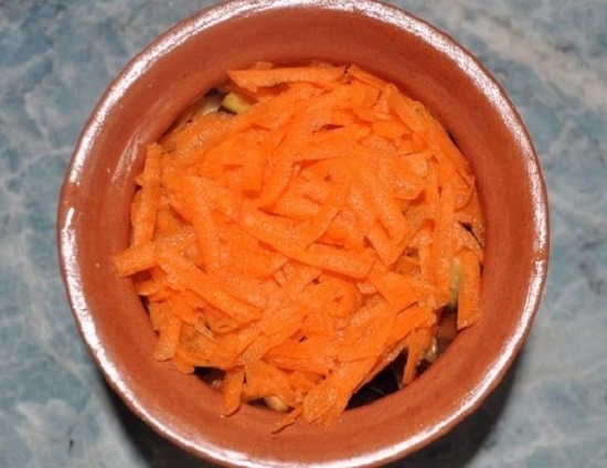 Накрываем баклажаны морковным слоем
