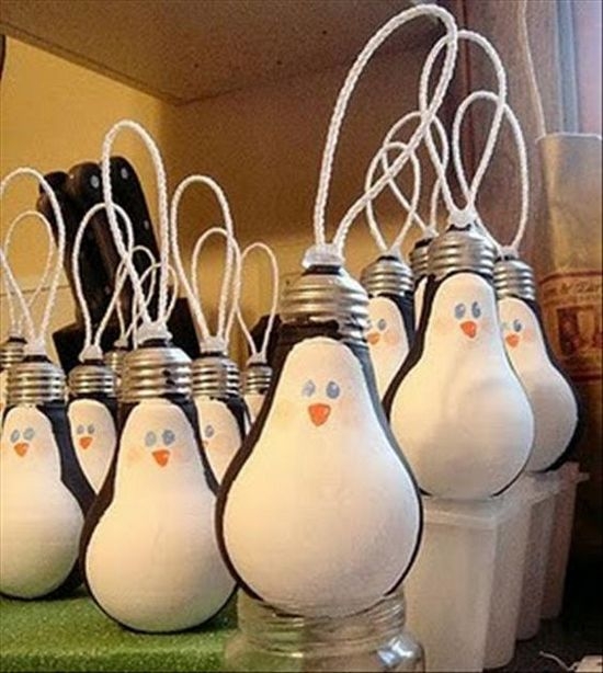 Пингвины из лампочек