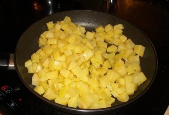 Картофель чистим и нарезаем кубиками