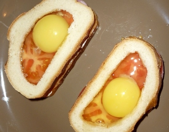 Яйцо в батоне приготовление с помидором