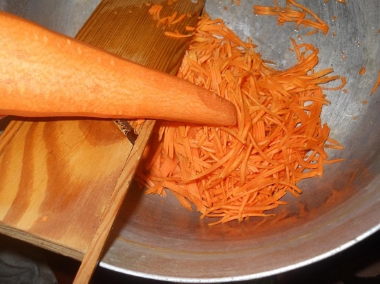 Морковь измельчаем на крупной терке