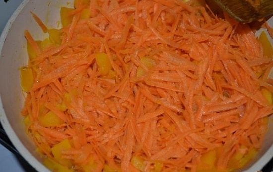 выложим в сотейник морковь и томим все вместе